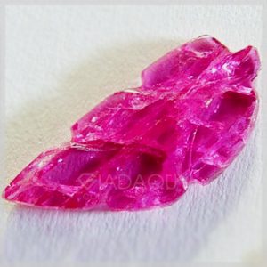 Đá ruby đỏ hồng chạm khắc hình chiếc lá 2.05 carats LG-1216
