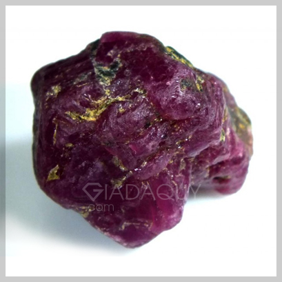 Da-quy-ruby-tho-mau-tim-54.5-carats-khong-xu-ly-RG-1350