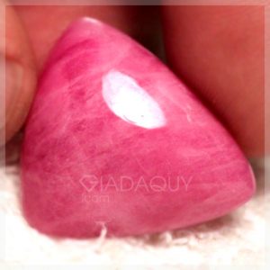 Da-quy-ruby-hong-66.04-carats-mai-bong-hinh-tam-giac