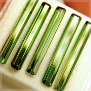 bo-5-vien-da-quy-tourmaline-xanh-luc-hinh-thah-dai-tong-cong-5.56-carats