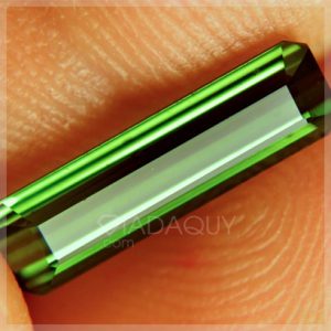 da-quy-tourmaline-xanh-luc-hinh-thanh-dai-2.54-carats