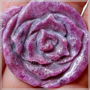 Đá ruby tím chạm khắc hình hoa hồng 61.2 carats SG-828