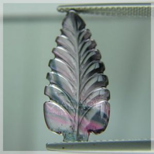 Da tourmaline da sac cham khac hinh chiec la GWE-77-12