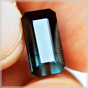 da-quy-tourmaline-hai-mau-den-xanh duong-7.22-carats