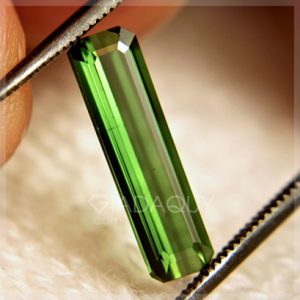 da-quy-tourmaline-xanh-luc-hinh-thanh-dai-1.72-carats