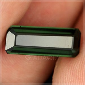 da tourmaline xanh luc hinh thanh dai